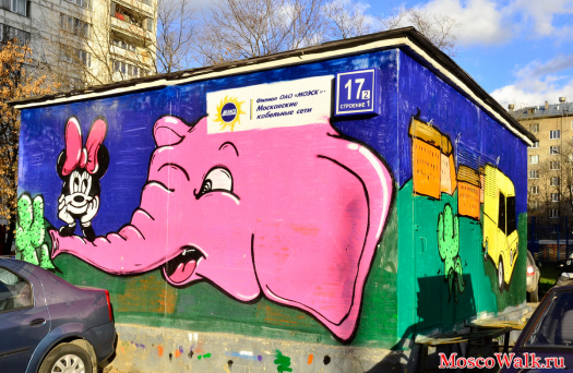 Розовый слоник на трансформаторной будке