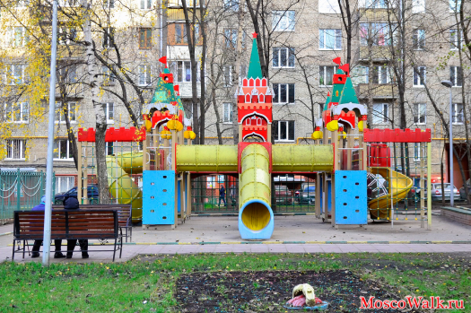 детская площадка в виде московского Кремля