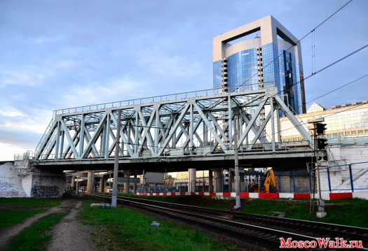 железнодорожный мост над путями