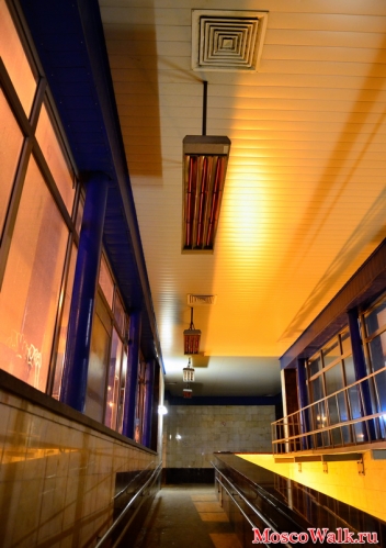 теплый переход, с греющими лампами на потолке, у метро Беговая