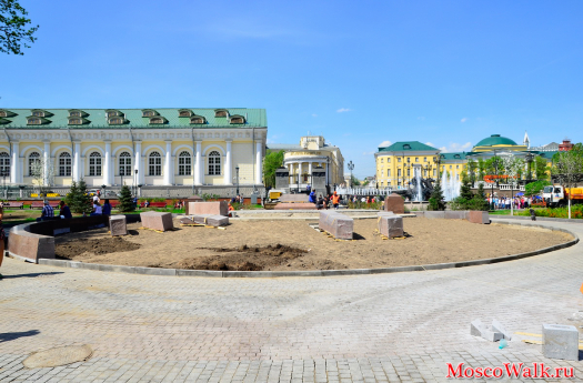 В Александровском саду возводят новый памятник