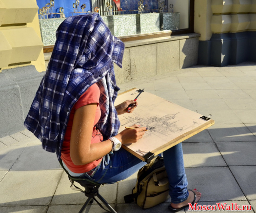 девушка рисует