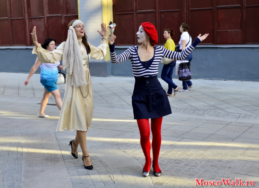 танцующие артисты на Никольской улице