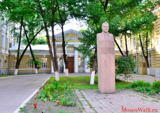 памятник Николаю Александровичу Семашко - первый народный комиссар здравоохранения РСФСР