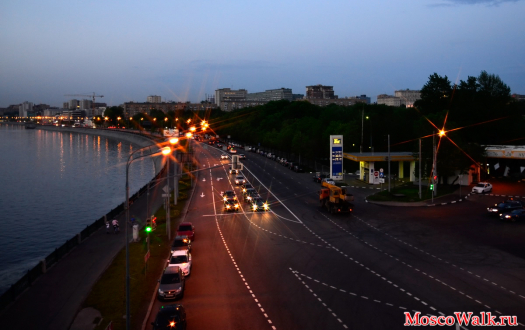 Вид с моста на Новодевичью набережную