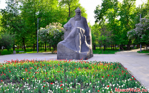 памятник Льву Толстому