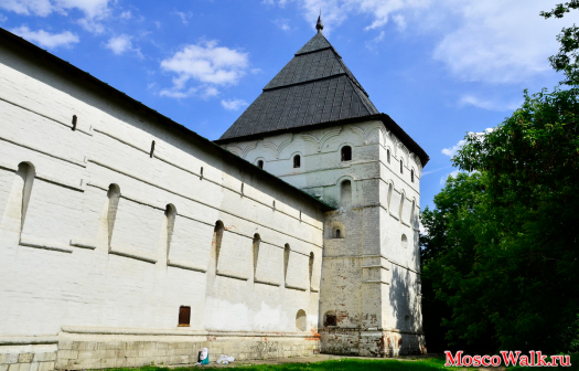 стена с башней Новоспасского монастыря