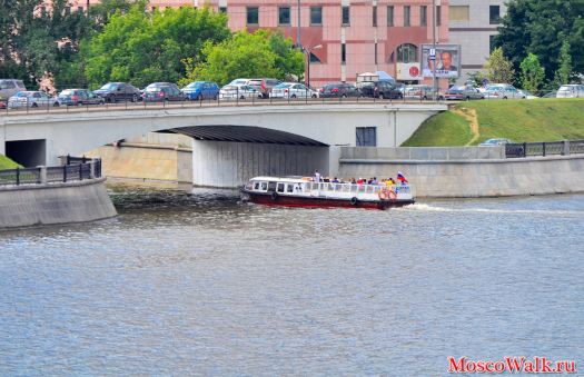 Прогулочный катер ныряет под Шлюзовой мост Водоотводного канала