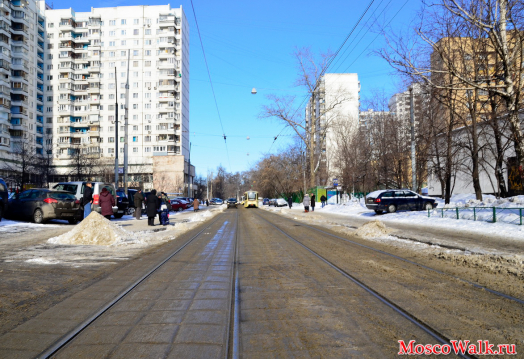 около метро Сокольники проходит много трамвайных маршрутов