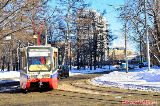 На улице Стромынка сделали ограждение трамвайных путей от проезжей части