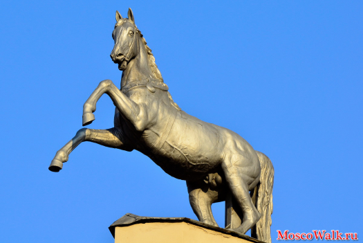 скульптура лошадь на дыбах