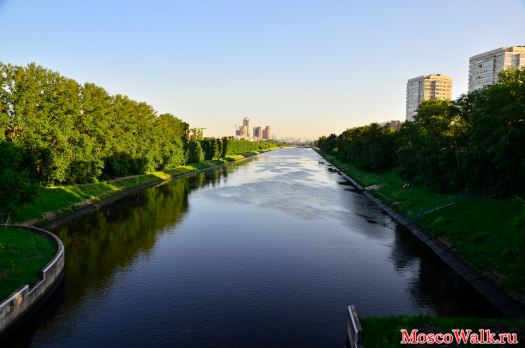Вид с пешеходного моста на Канал имени Москвы 