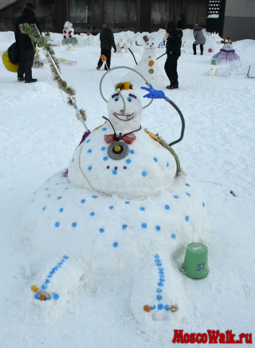 снеговик с антеннами и большой кнопкой