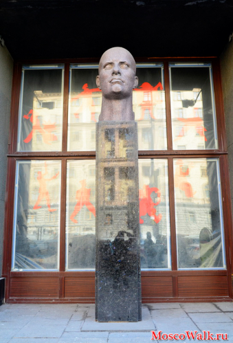 скульптура Маяковскому