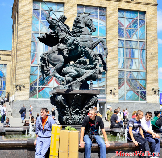 Около Ленинградского вокзала установлен фонтан с гербом Москвы 