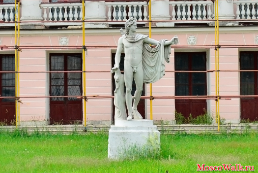 Статуя перед главным корпусом усадьбы Останкино