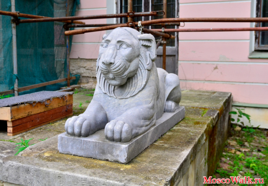 главное здание усадьбы охраняют скульптурные львы
