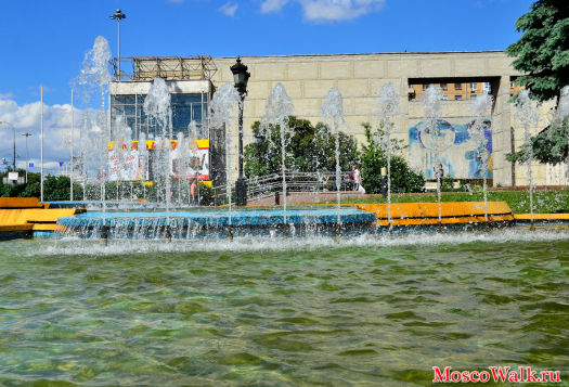  площадь Шарля де Голя установлены фонтаны