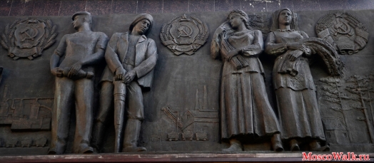 Украинская ССР на стенах памятника Рабочий и Колхозница