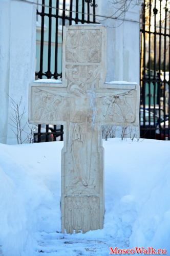 божественный крест на территории церкви Екатерины