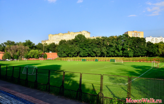 футбольное поле стадиона Металлург Москва