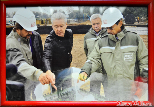 Леонид Федун показывает Мэру Москвы макет будущего стадиона