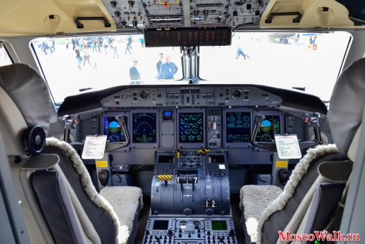кабина пилотов Bombardier Q400