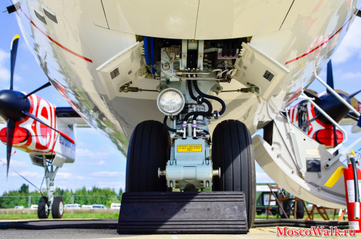 стойка шасси Bombardier Q400 NextGen