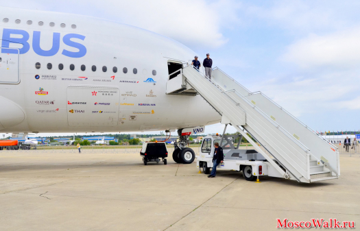 Airbus А380 — широкофюзеляжный двухпалубный четырехдвигательный реактивный пассажирский самолёт, крупнейший серийный авиалайнер в мире