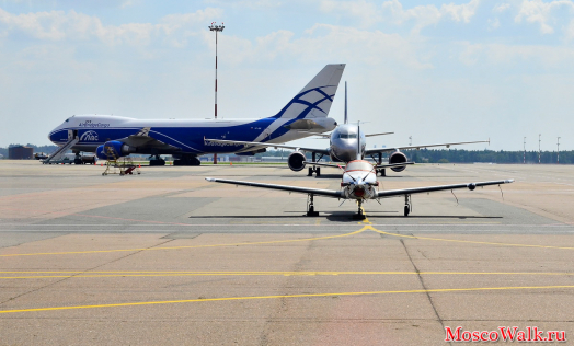 большие и маленькие самолеты в Шереметьево