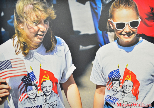 Девушки-москвички в футболках с изображением генерального секретаря ЦК КПСС Михаила Горбачева и Президента США Рональда Рейгана