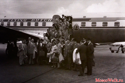 Пассажиры первого рейса КЛМ, прибывшего в Москву из Амстердама, позируют на фоне самолета DC6-B, Москва, 21 июля 1958 года