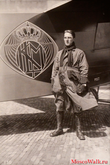 Пилот рядом с первым логотипом КЛМ