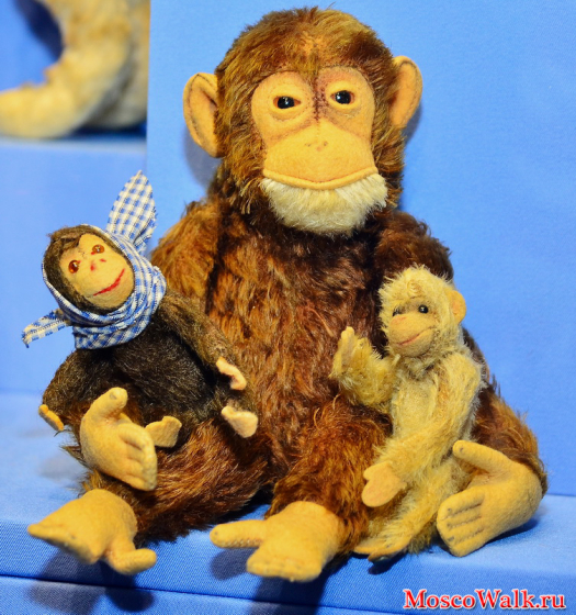 Мама обезьянка с малышами