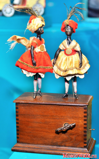 Шкатулка с танцующими куклами