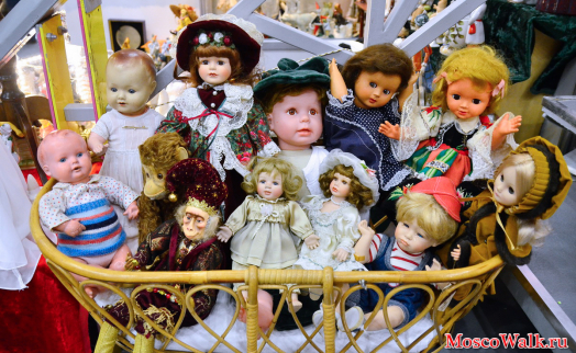 корзинка с куклами