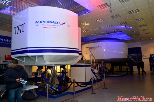 В демонстрационном зале TFT.aero можно почувствовать себя пилотом на тренажере-симуляторе Boeing 737 и Airbus A-320