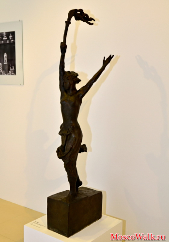 Девушка с факелом. Конкурсный проект скульптуры для павильона СССР