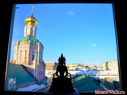 Будда на фоне православного храма