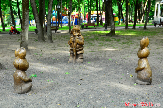 Скульптура Дед Мазай и зайцы в парке Толстого