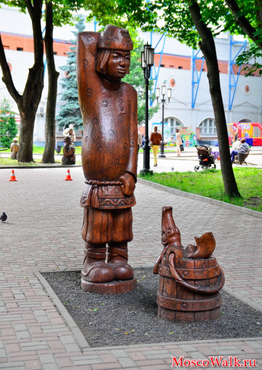 Скульптура Емеля и щука в парке Толстого