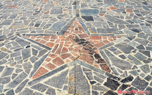 Пятиконечная звезда перед памятником