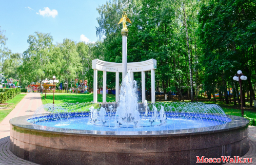Каскадный фонтан в парке Березовая роща город Дмитров