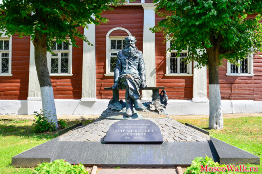 Памятник П. А. Кропоткину в городе Дмитров
