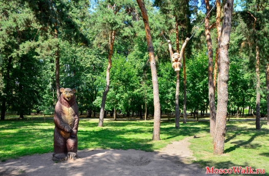 Дмитров. Скульптура деревянной обезьянки