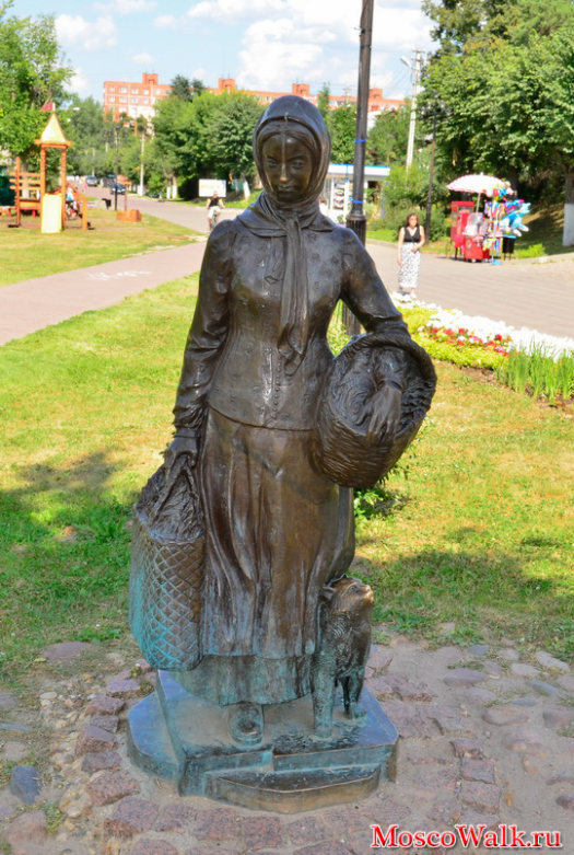 Скульптура Дачница в Дмитрове. Загадать желание