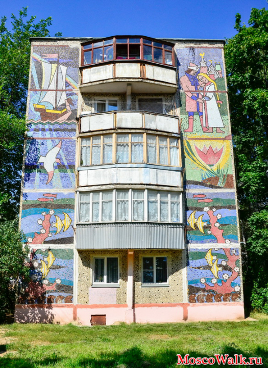 Дмитров. рисунки на стенах дома