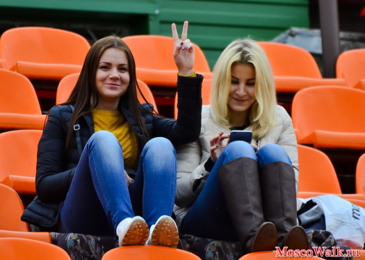 Девушки на стадионе