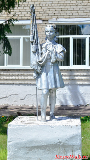 Статуя девочка пионерка