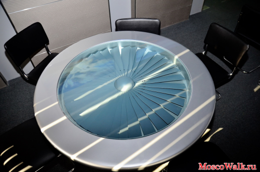 стол сделанный в виде турбины двигателя